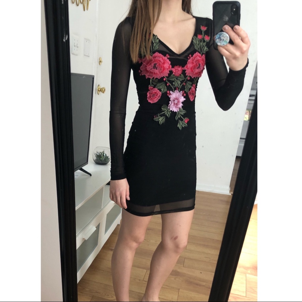 Small black dress, mesh sleeves, floral embroidery